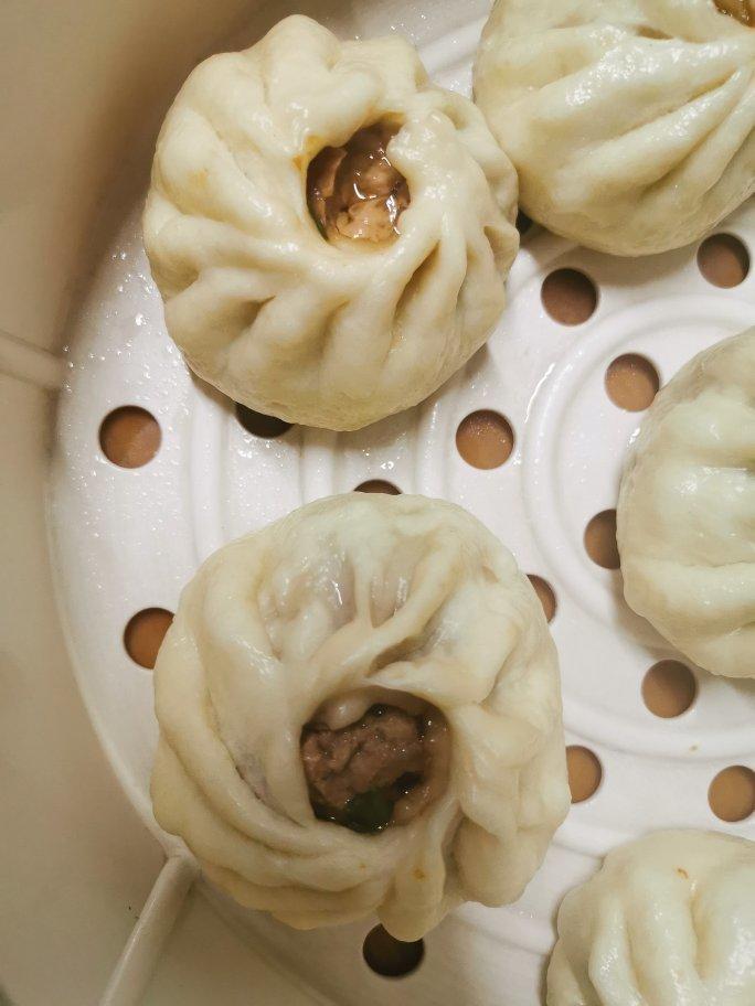 松软多汁的肉包子