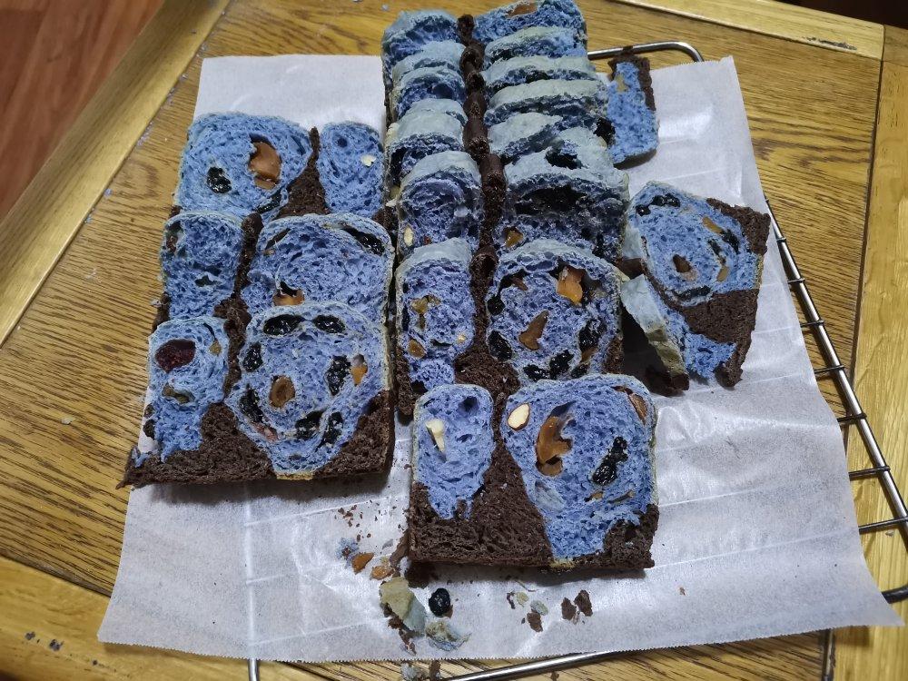 用美食向大师致敬：蝶豆花梵高“星空”吐司B12