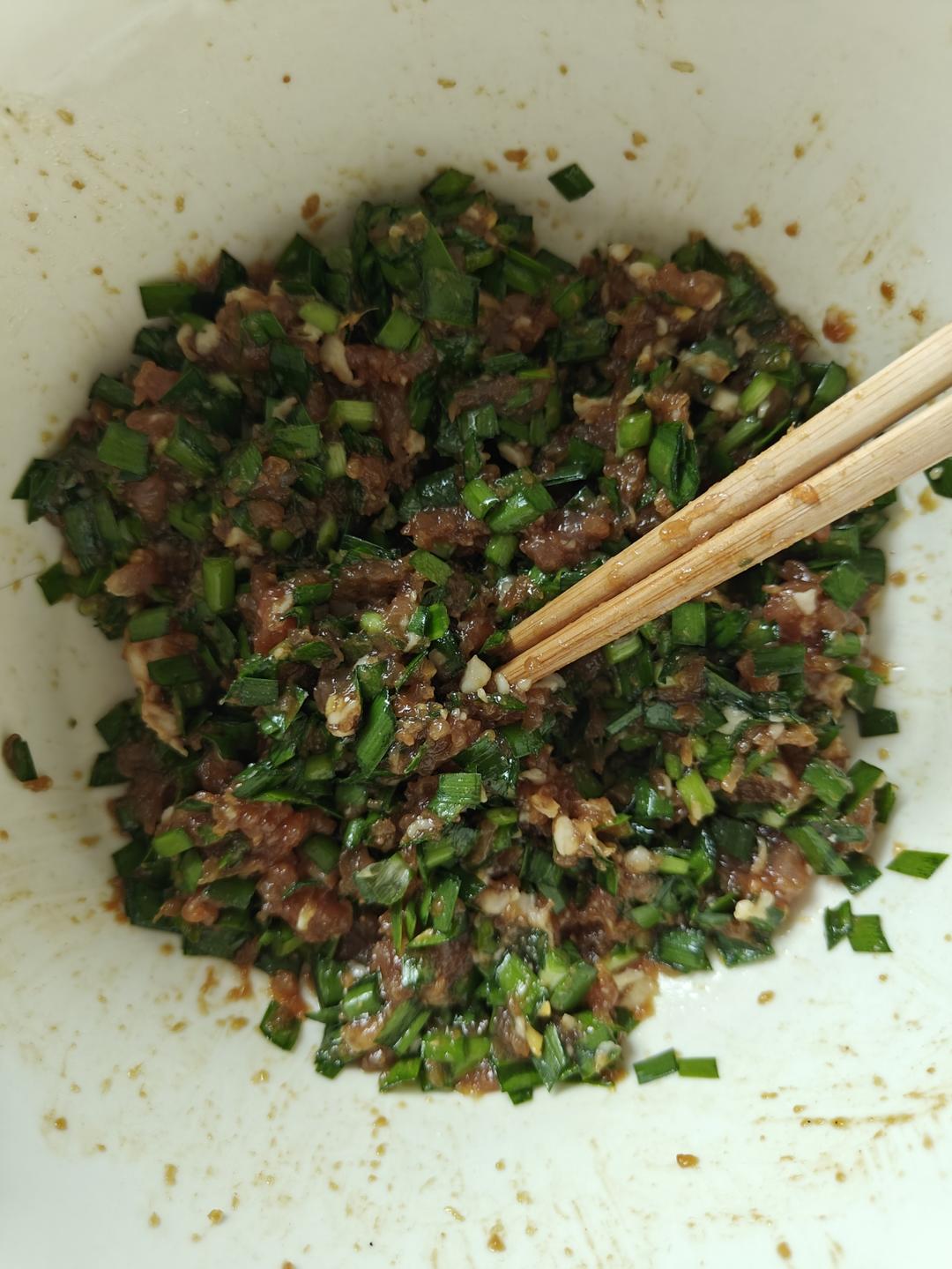 韭菜猪肉饺子(附擀皮和最简单的饺子包法)