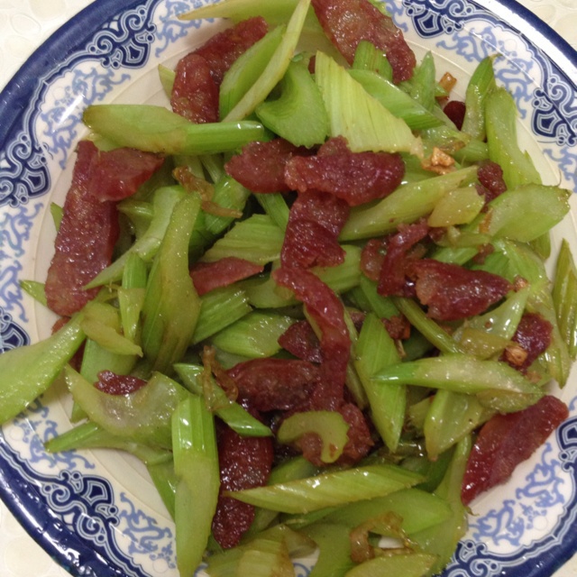 腊肠炒芹菜