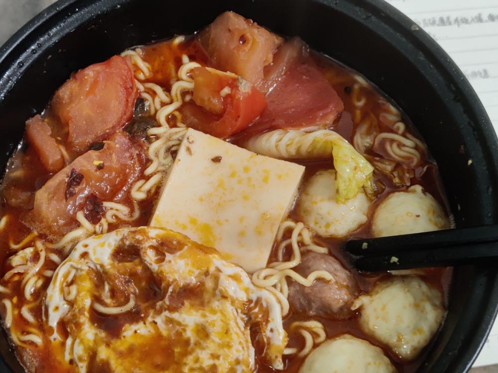 老干妈豆瓣酱西红柿方便面的做法