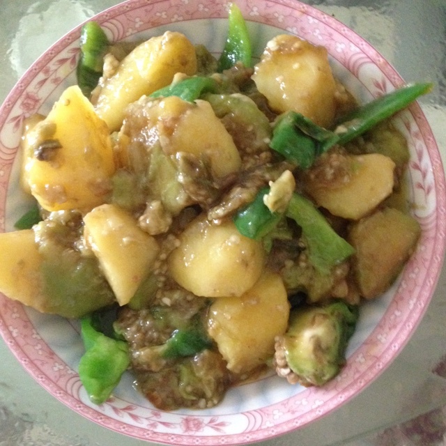 茄子爱好者的最爱：一茄两吃丨地三鲜&五彩炒茄皮 · 圆满素食