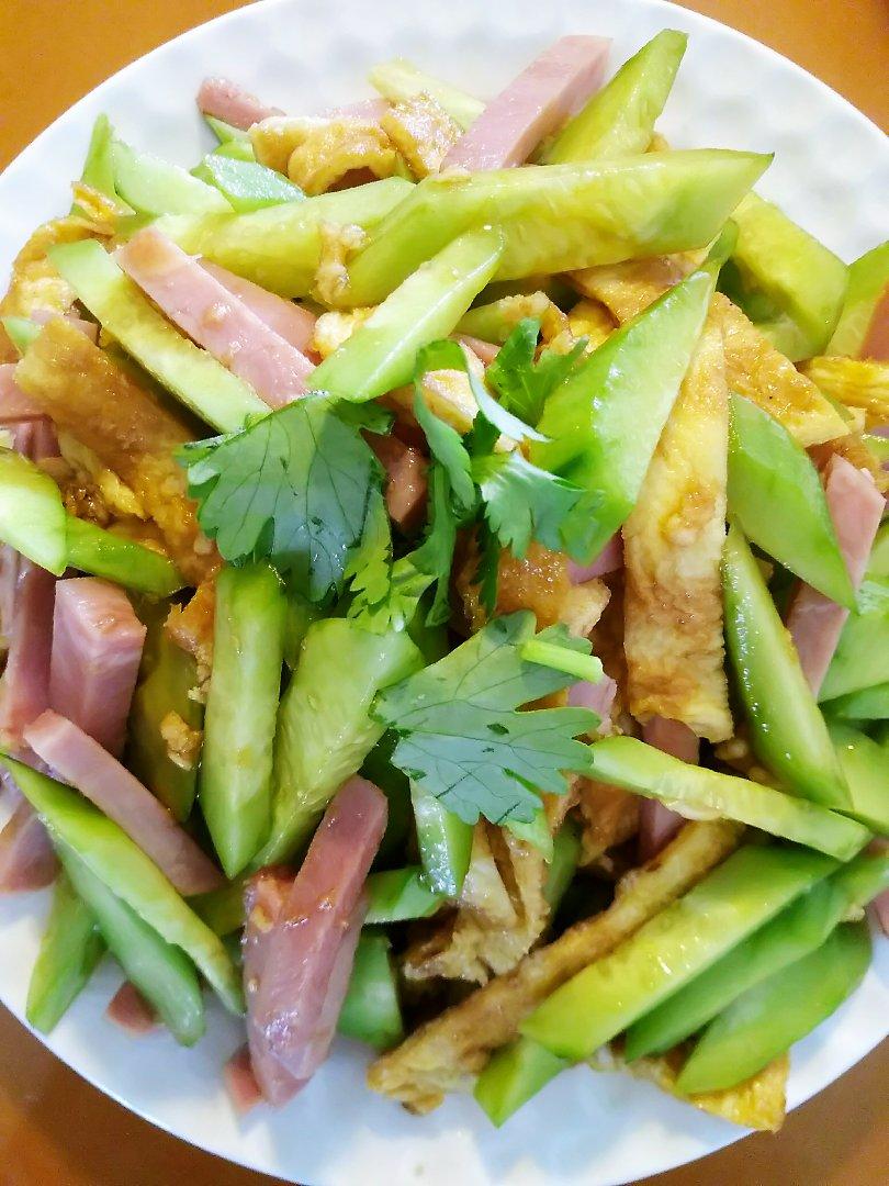 夏天来了--鸡蛋黄瓜凉菜