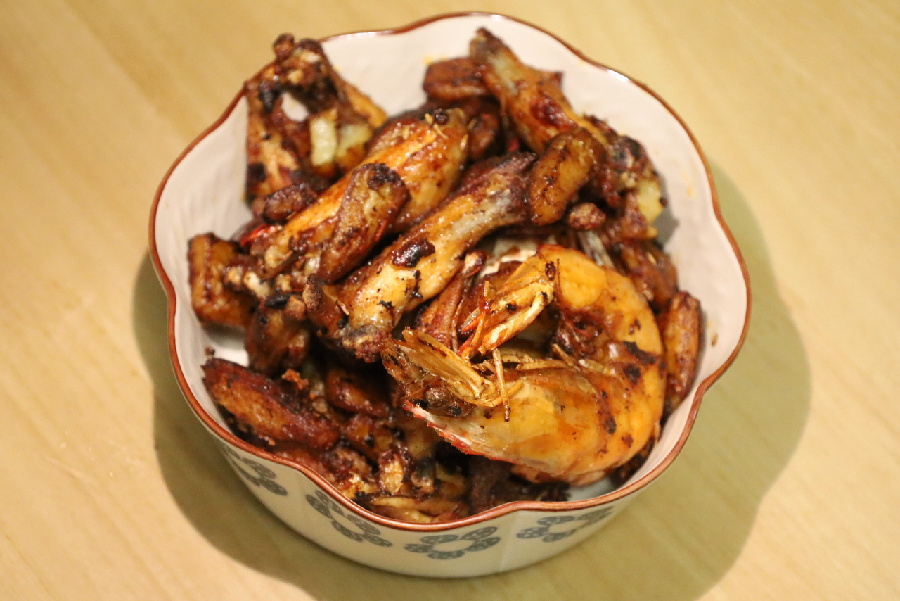 干锅鸡翅土豆虾的做法