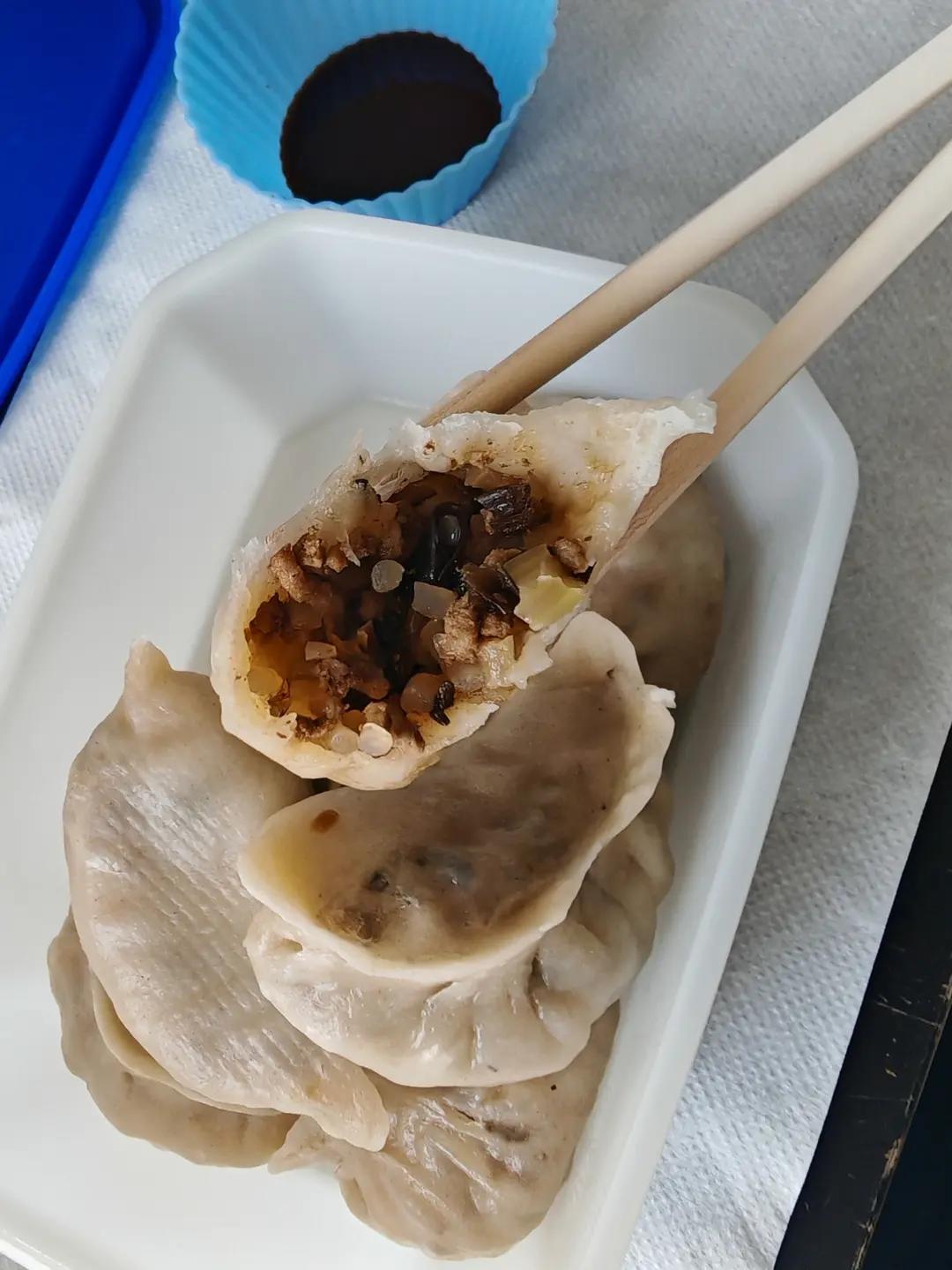 香菇牛肉芹菜粉丝木耳烫面蒸饺（电饭煲版）