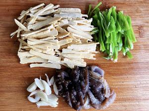 海参煸炒三丝🥢(茭白、豆腐干、青椒)的做法 步骤3