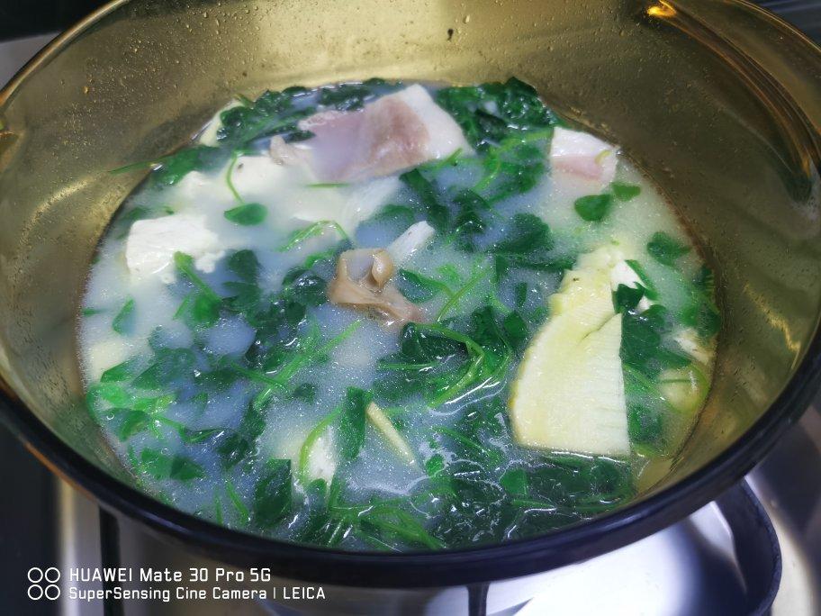 河蚌咸肉春笋豆腐汤