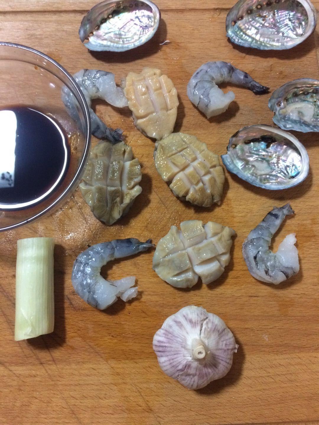 洗净去除内脏准备新鲜鲍鱼清蒸鲍鱼的做法小葱生抽耗油料酒鲍鱼用料