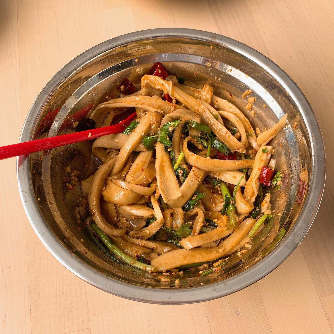 比肉还好吃的【手撕凉拌杏鲍菇】，上桌扫光光