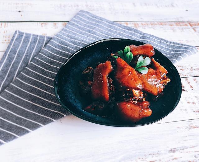 向往的生活中:黄磊做的“不加一滴水的红烧猪脚”完美呈现的做法