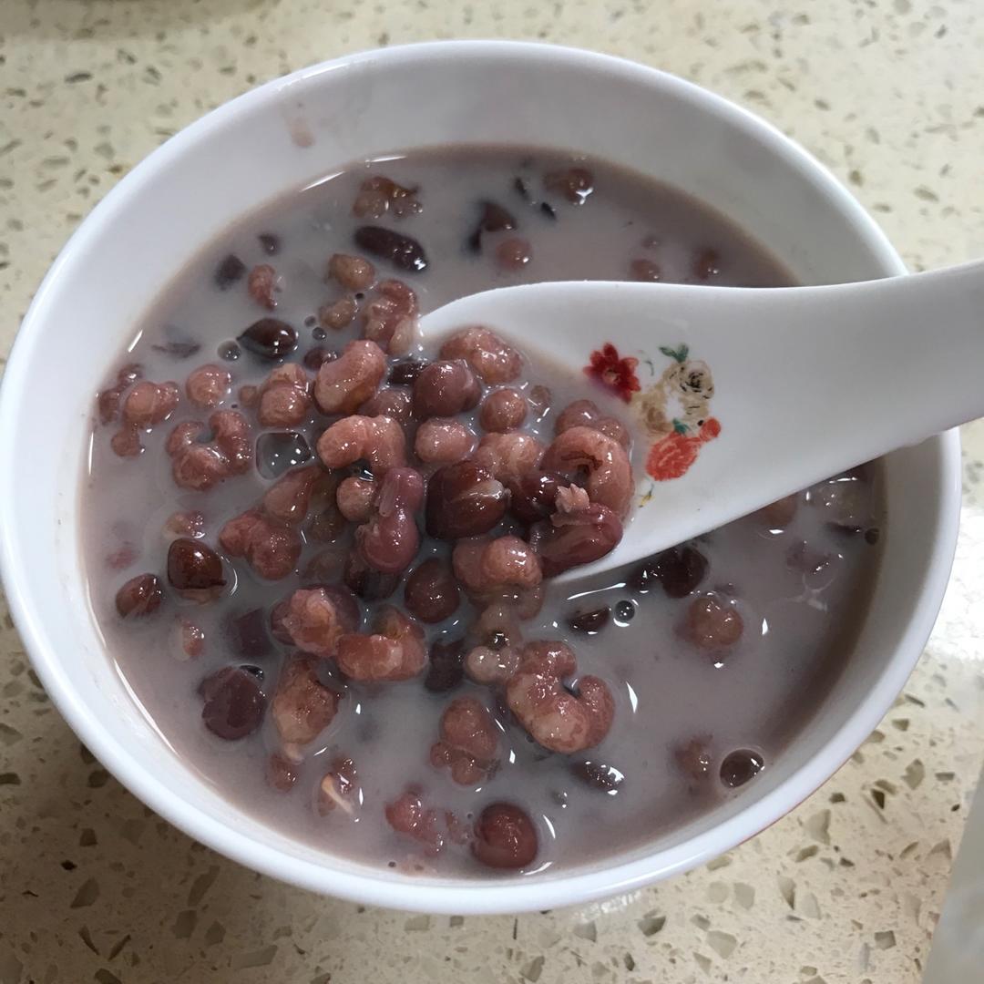 红枣红豆薏仁牛奶粥