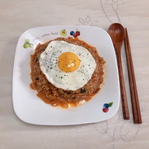 참치김치볶음韩式金枪鱼泡菜炒饭的做法