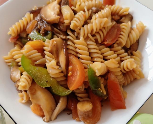 牛肉炒螺旋意面的做法