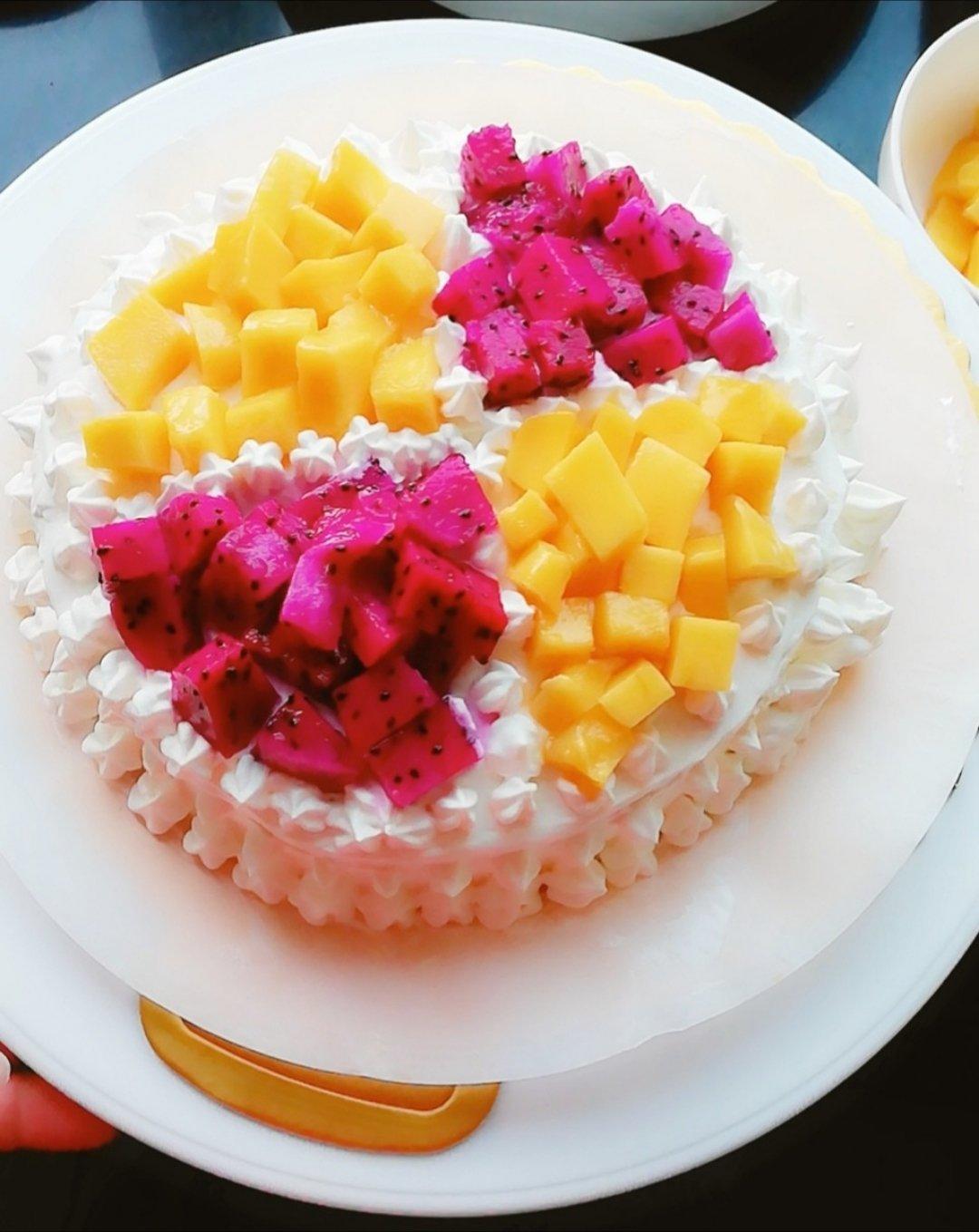 优异c做的8寸水果生日蛋糕