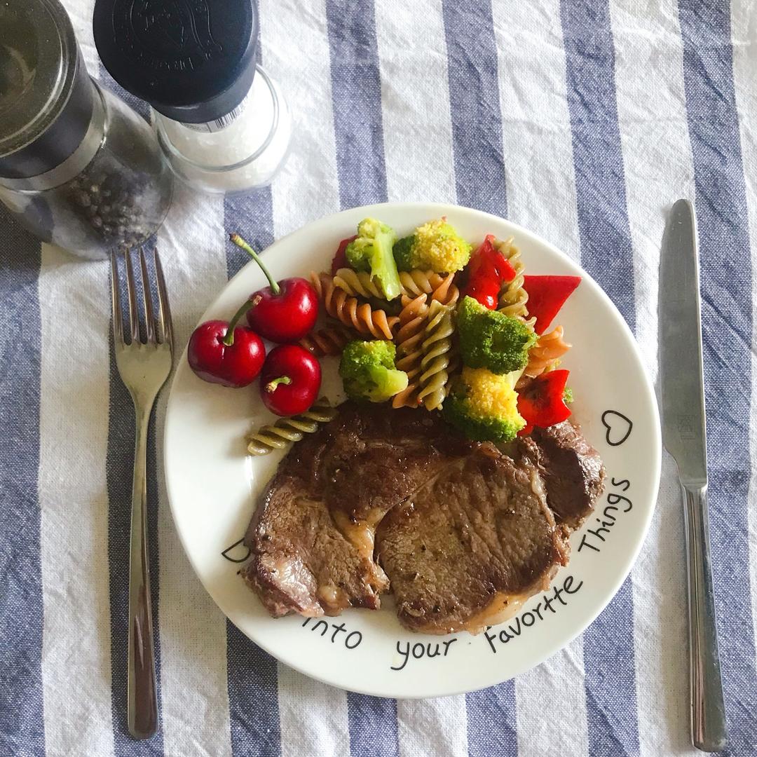 四分钟煎好一块鲜嫩多汁的牛排