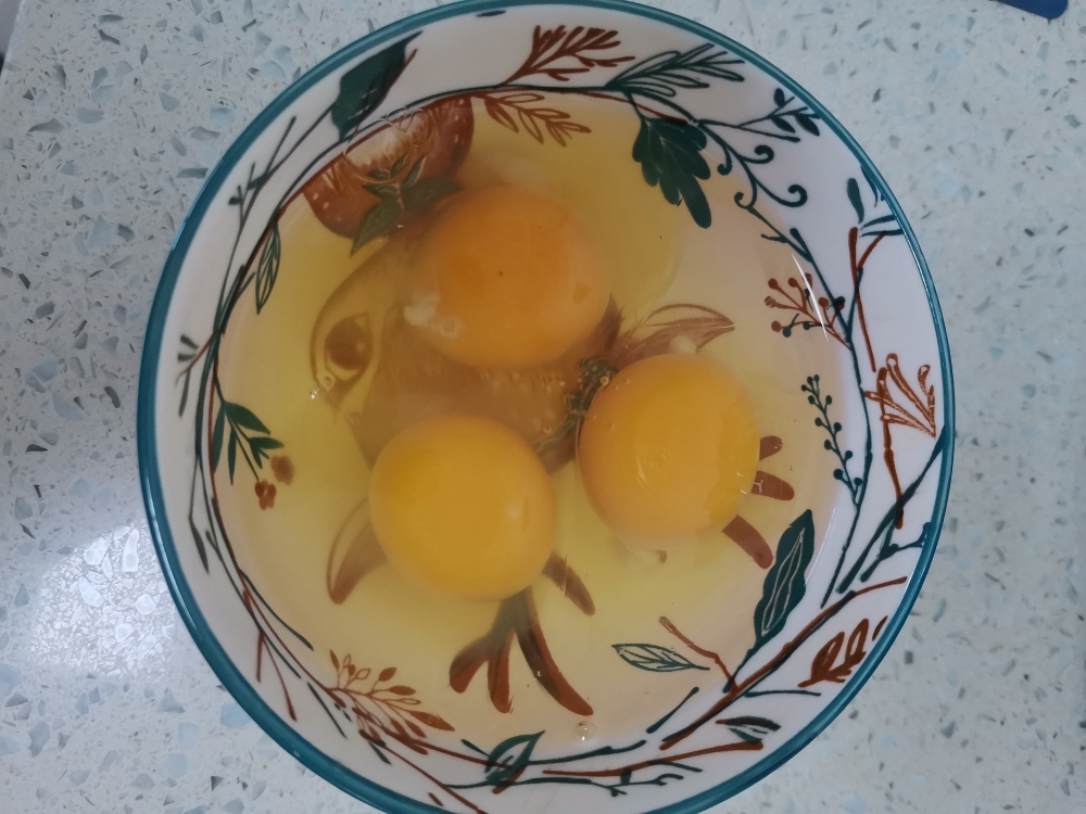鸡蛋炒蒜苔的做法 步骤2