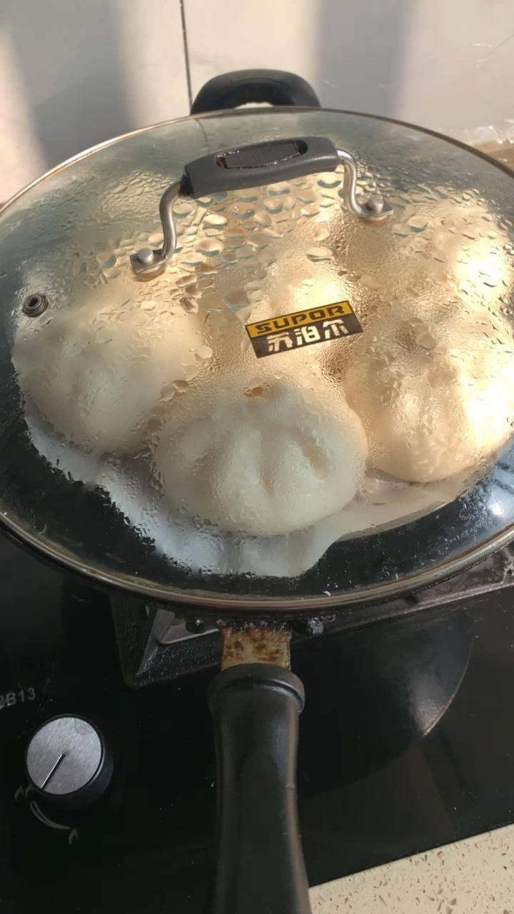 松软多汁的肉包子