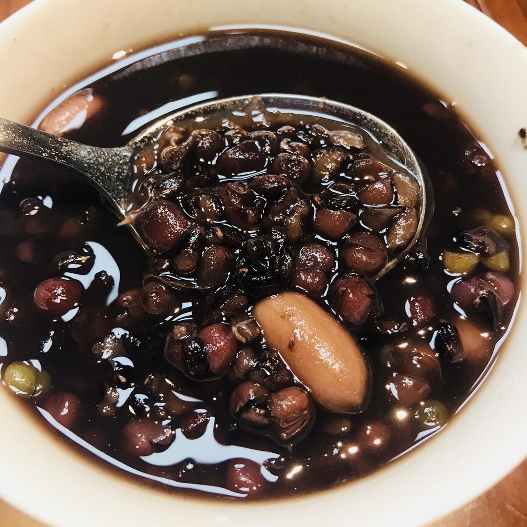 红豆黑米花生粥的做法