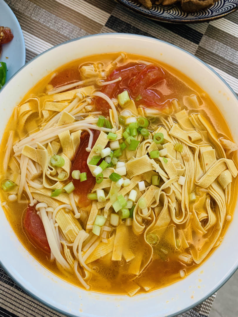西红柿金针菇豆皮汤
