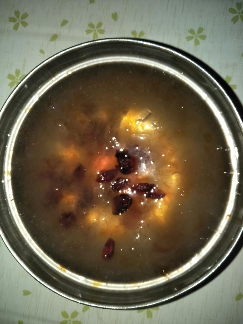 桃胶雪燕蔓越莓美颜汤的做法