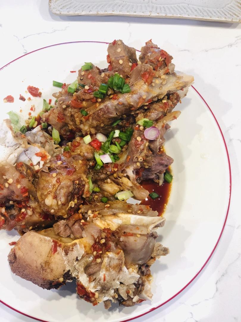 霸霸的笨厨娘做的清水猪头骨