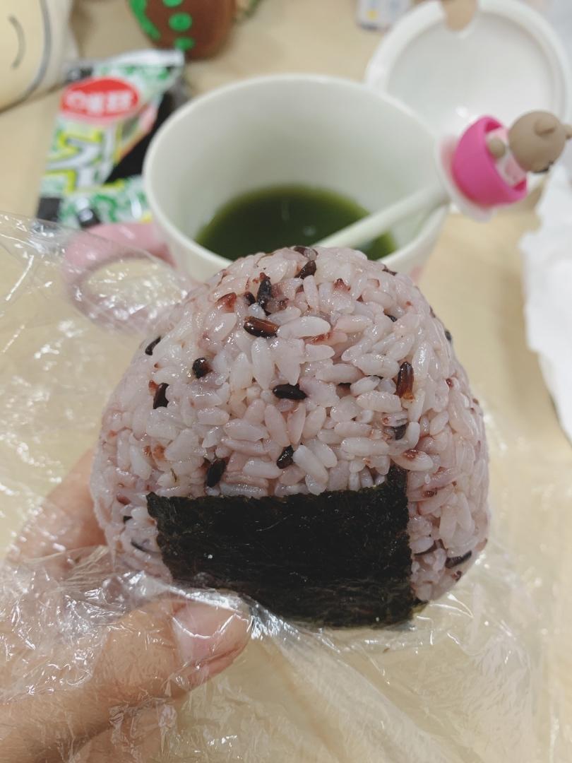 手握三角夹心藜麦饭团【健康一手握】