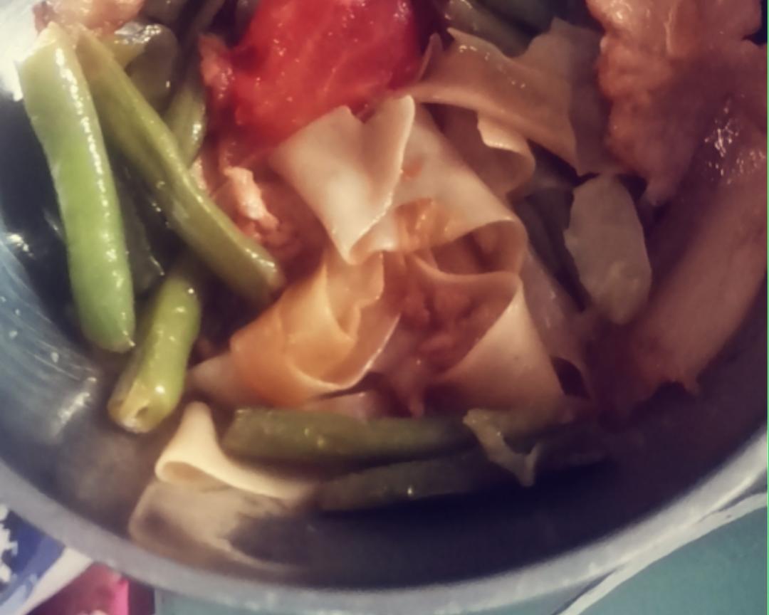 西红柿豆角肉焖面