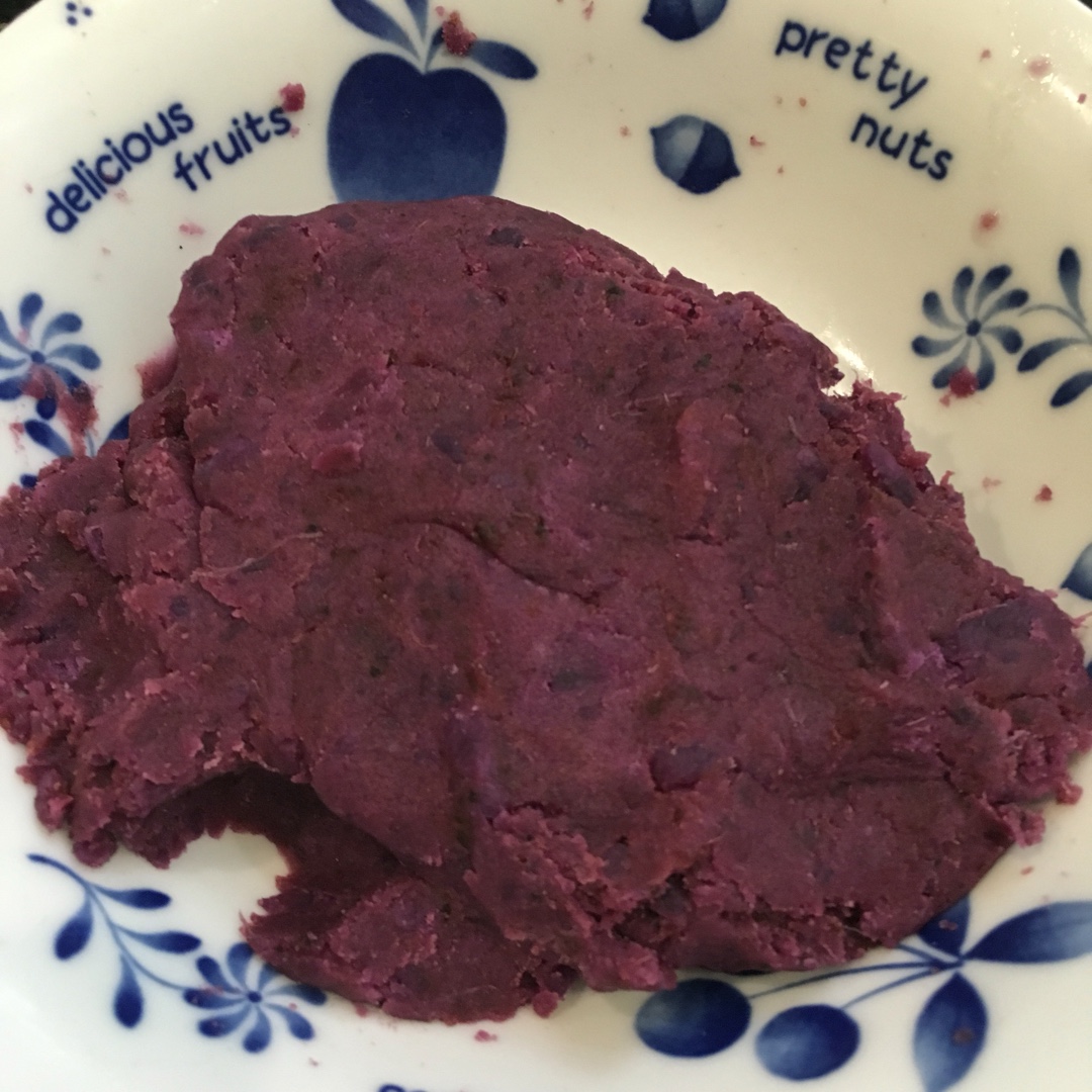 紫薯和红豆冰皮月饼