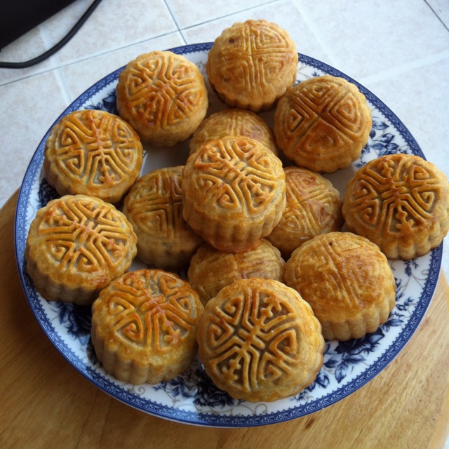 广式蛋黄莲蓉月饼