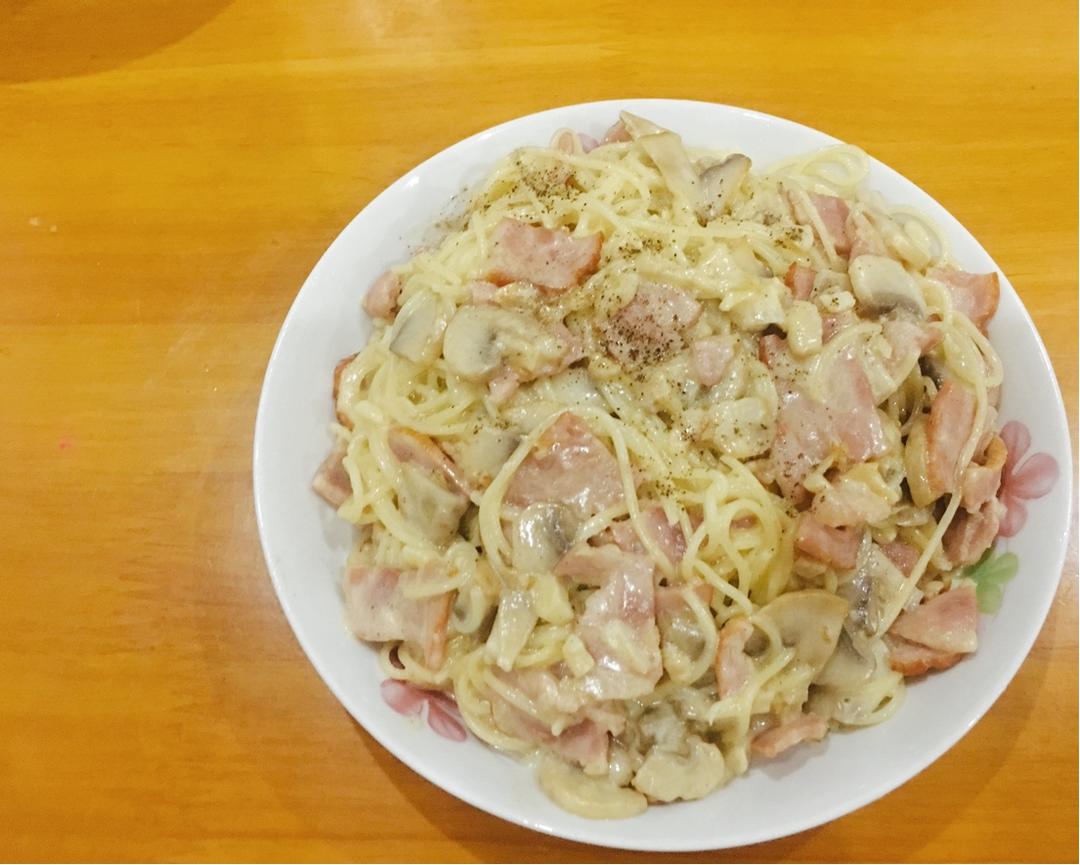 白蘑菇奶油培根意面