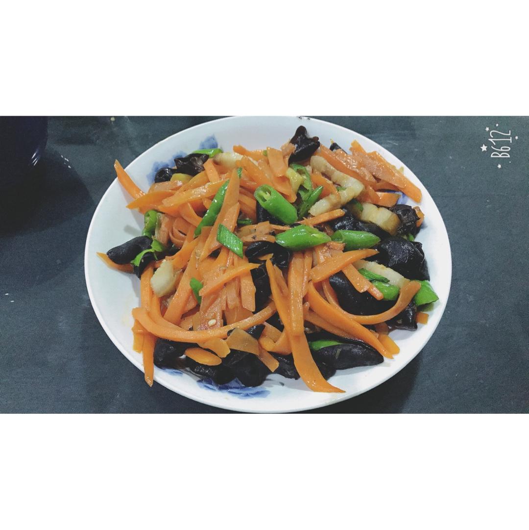 胡萝卜木耳炒肉丝