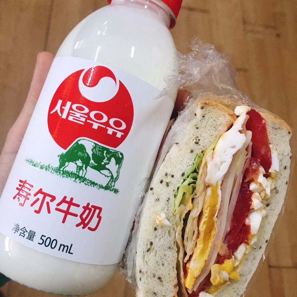 三明治和牛奶的绝配早餐