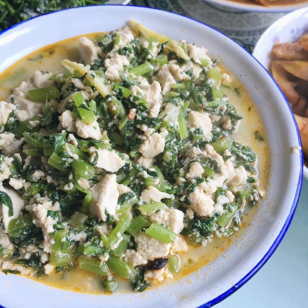 2019的银大雨做的茼蒿小豆腐一五分钟美食