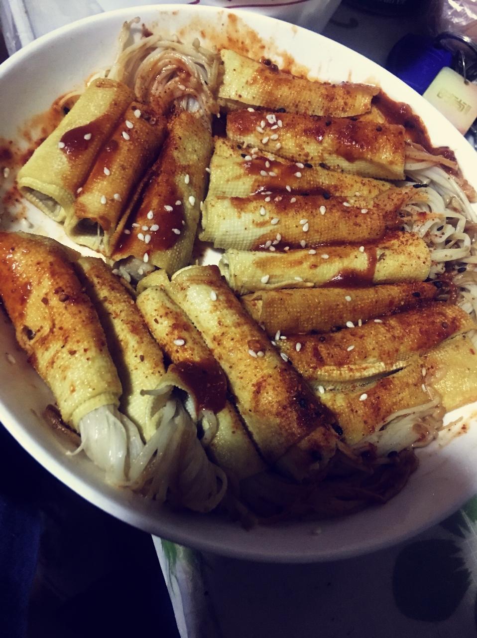 烧烤味的豆腐皮卷金针菇