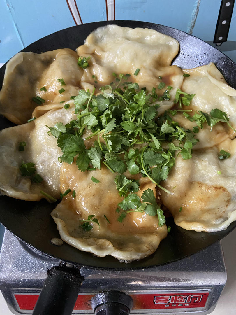 地锅鸡，教你贴饼子好吃的小技巧~