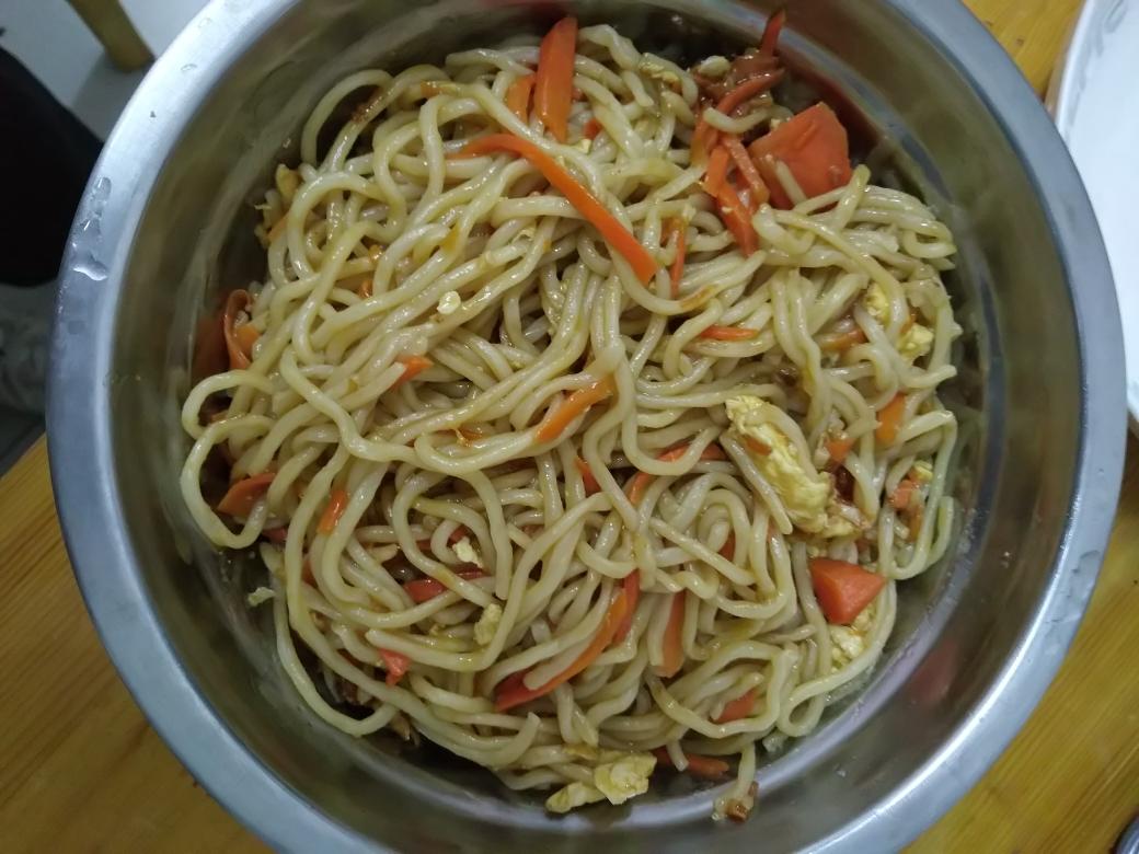 胡萝卜丝鸡蛋炒面的做法