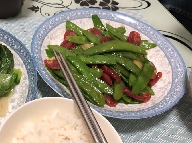 超脆爽的荷兰豆炒香肠