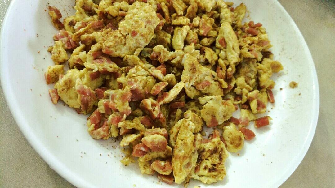 鸡蛋包香肠的做法