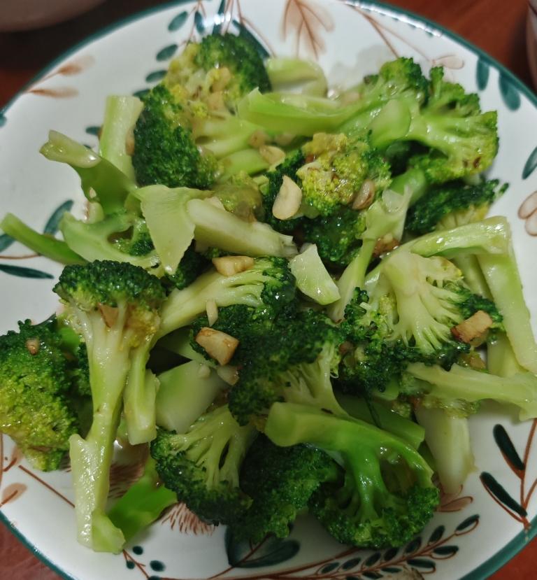 好吃到爆的耗油蒜蓉西兰花(从不修图，喜欢请关注)