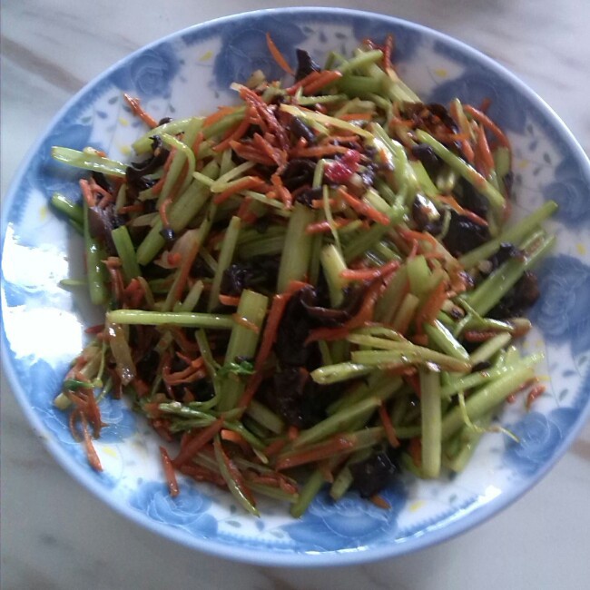 胡萝卜木耳炒芹菜