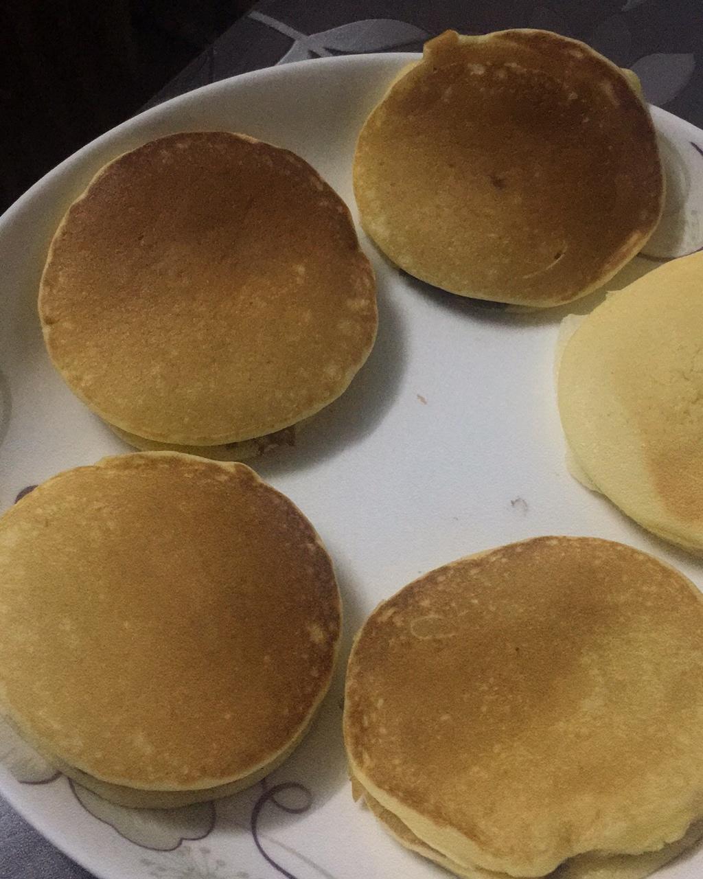 【酸奶松饼yogurt pancake】，搭上黑莓果酱和枫糖的美味。