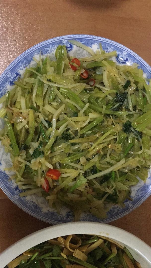 小芹菜炒土豆丝