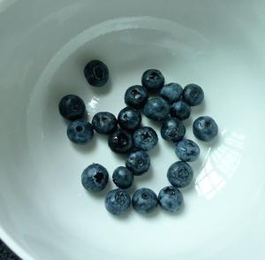 蓝莓酸奶糕简单易学的做法 步骤2