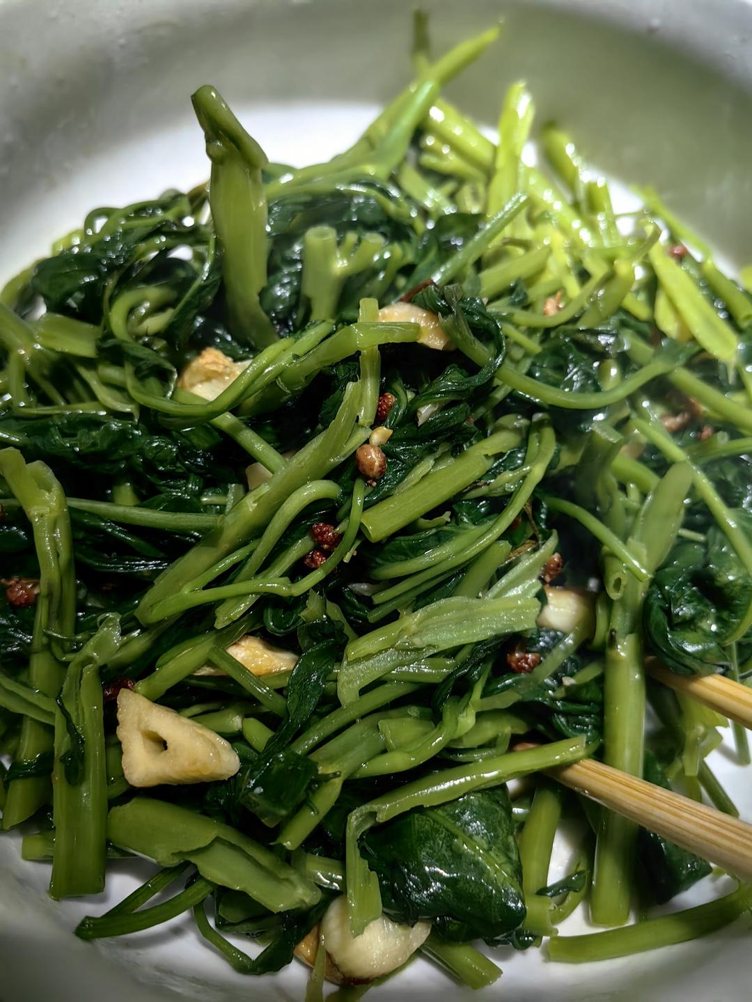 厨师长教你：“蒜爆空心菜”的家常做法，蒜香浓郁，口感爽脆