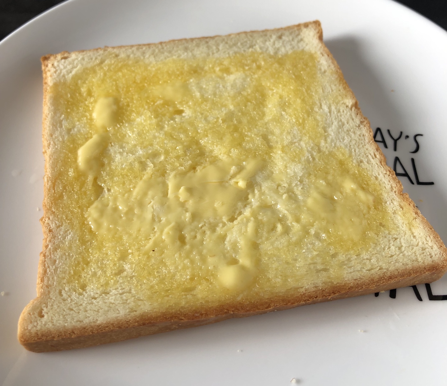 鸡蛋蛋黄酱酸瓜奶酪三文治的做法 步骤1