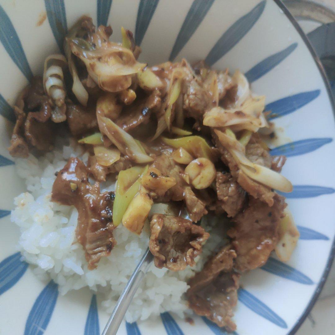 葱香浓郁的葱爆牛肉