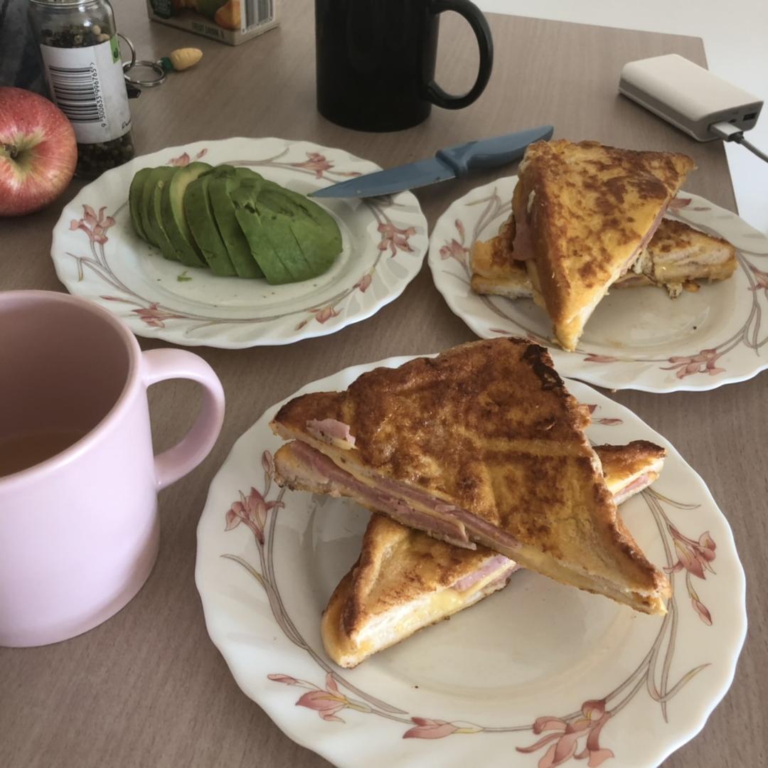 鸡蛋火腿藏在吐司里