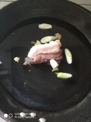 酸菜白肉（羊肉或者大骨头）的做法 步骤1