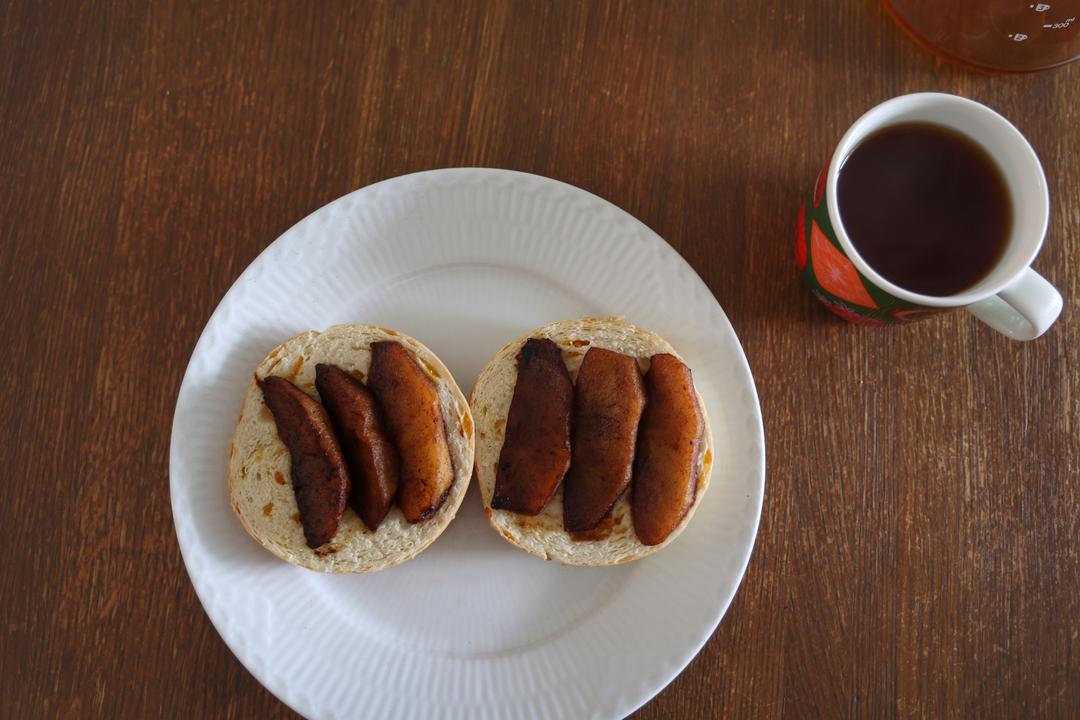 暖心的肉桂苹果佐贝果的做法