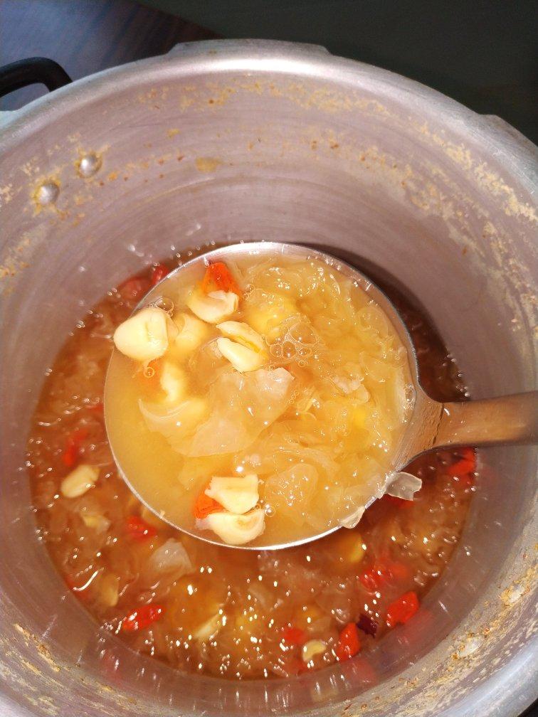 冰糖银耳莲子羹。（内附电饭煲做法）